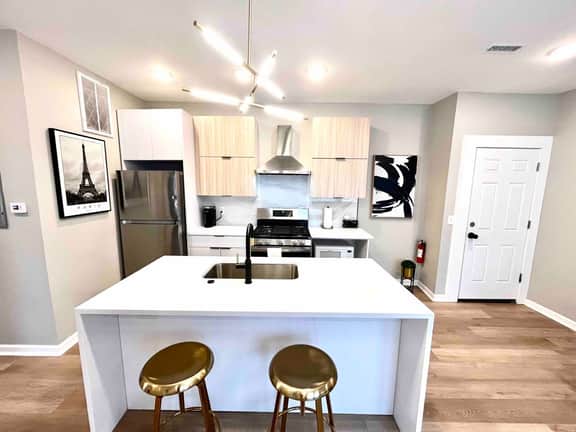 #7, Two bedroom, kitchen, beach across the street .. - Image 2