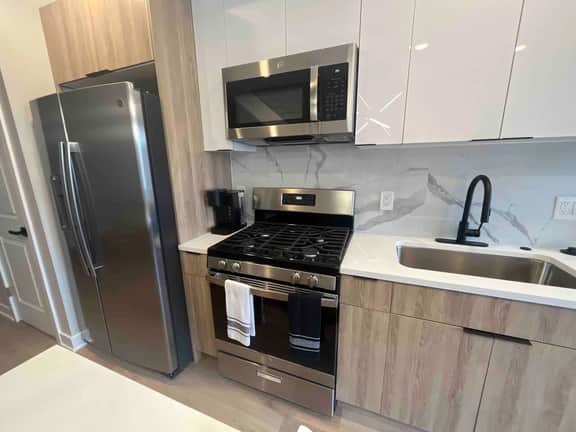 4 bed bi-level with roof deck. In the city. - Image 2