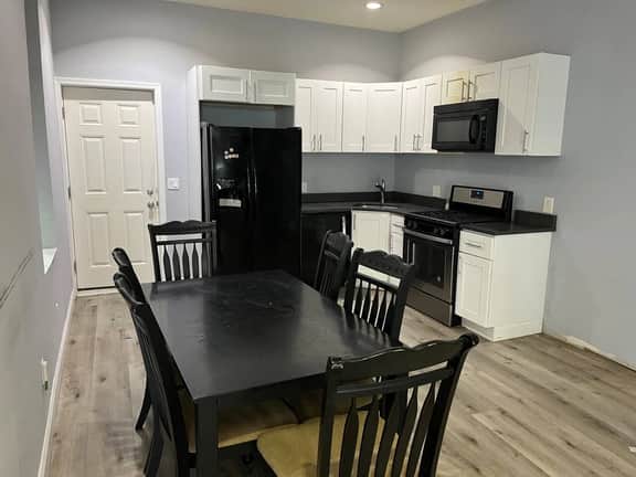 University city house 4 bedroom with backyard - Image 3
