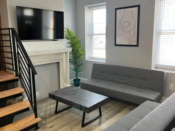 University city house 4 bedroom with backyard - Image 2
