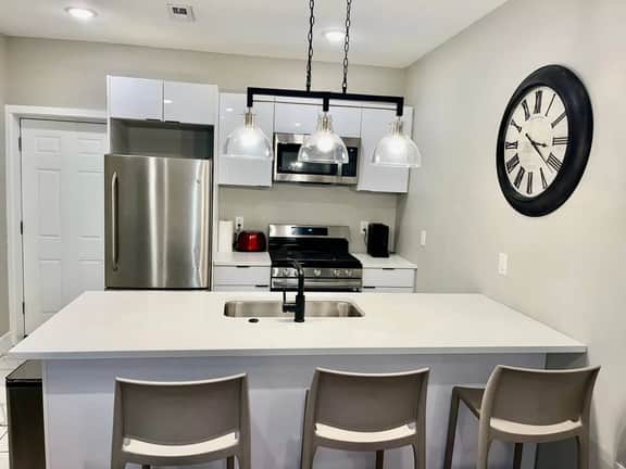 1 bedroom w/patio close to Wells Fargo arena - Image 2