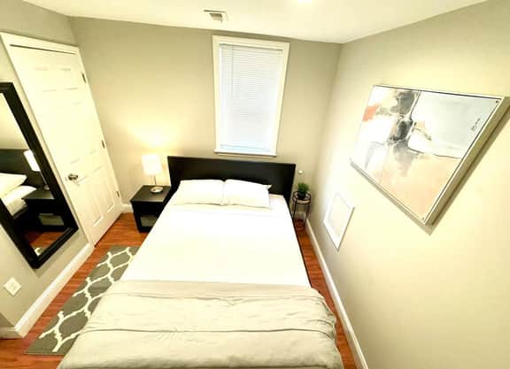 2 bedroom small house in university city sleeps 5. - Image 5