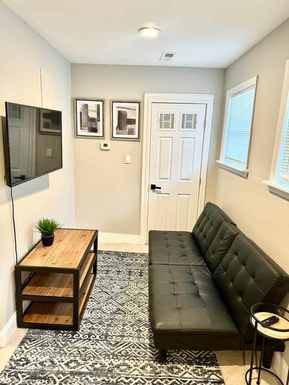 2 bedroom small house in university city sleeps 5. - Image 2