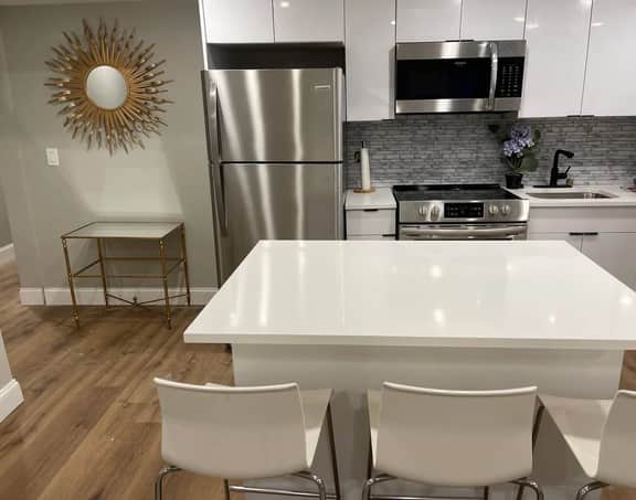 New 2 bedroom w/deck 2 block to beach & boardwalk - Image 4
