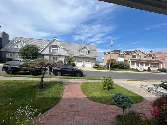 4 bedroom house with pool and backyard on bayside. - Image 5