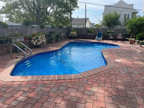 4 bedroom house with pool and backyard on bayside. - Image 3