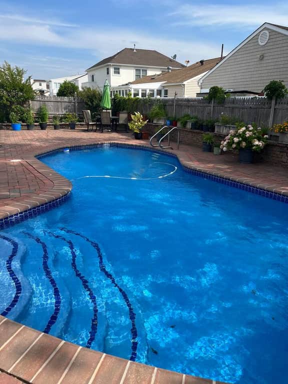 4 bedroom house with pool and backyard on bayside. - Image 2