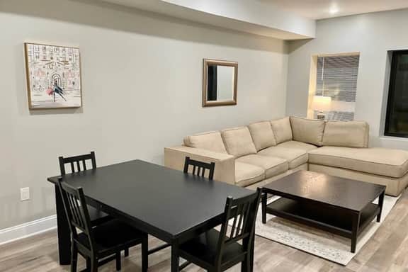 New three bedroom art museum area with backyard - Image 4