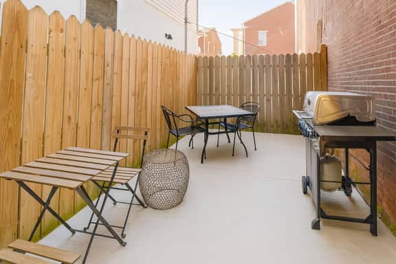 Large University city, 5 bedRM,3 bathRM, backyard. - Image 2