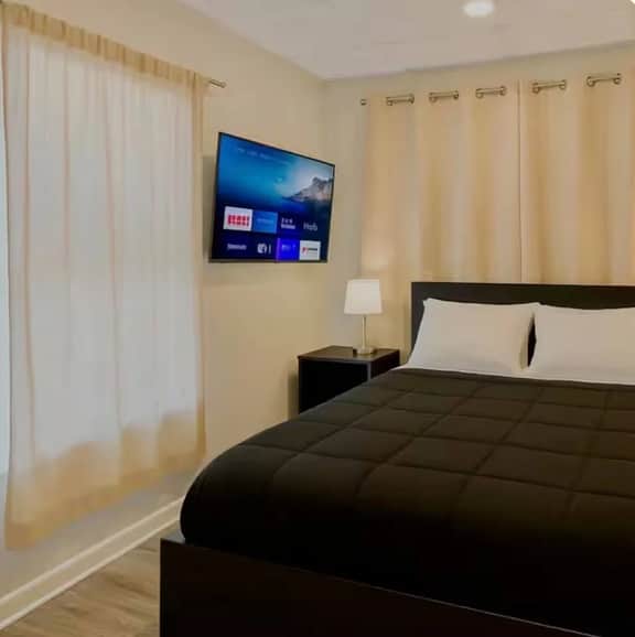 small 1bedroom, living room across from Tropicana - Image 3