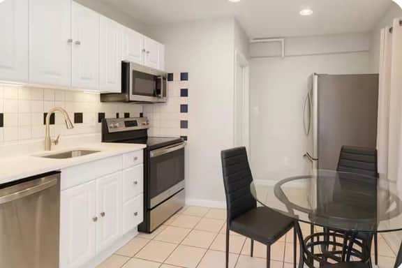5 bedroom across from tropicana 1 block to beach - Image 5