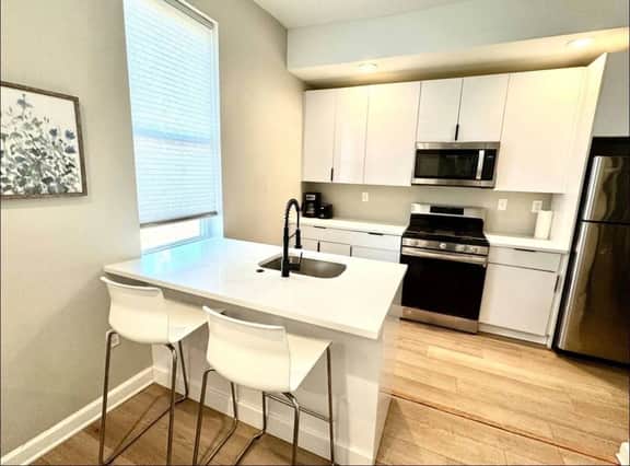University area all new 3 bedroom livingroom. - Image 3