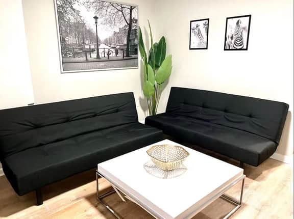 4 bedroom apartment, backyard, near convention. - Image 4