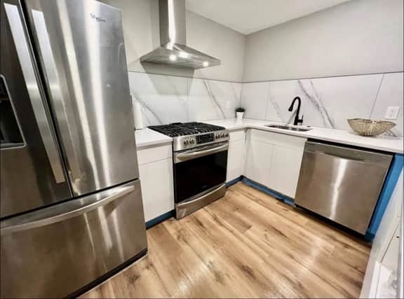 4 bedroom apartment, backyard, near convention. - Image 3