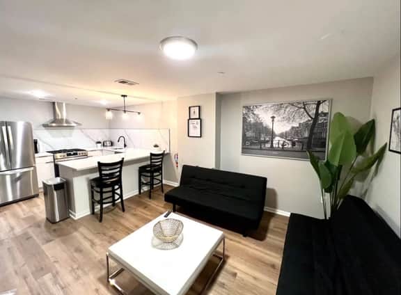 4 bedroom apartment, backyard, near convention. - Image 5