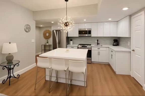 2 bedroom with deck close to hard rock and beach. - Image 3