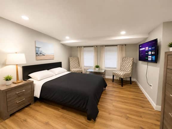 2 bedroom with deck close to hard rock and beach. - Image 2