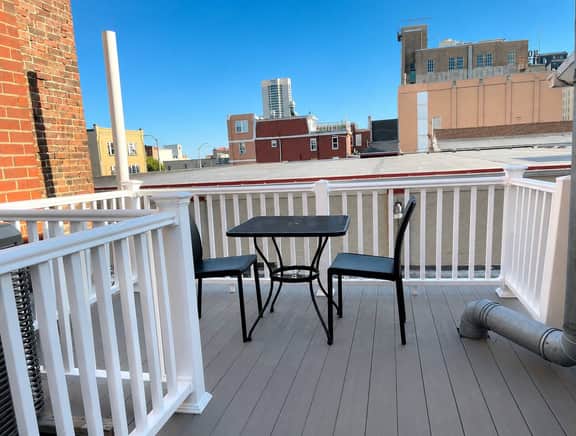 2 bedroom with deck close to hard rock and beach. - Image 4