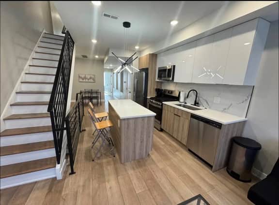 4 bedroom with rooftop close to Center City. - Image 5
