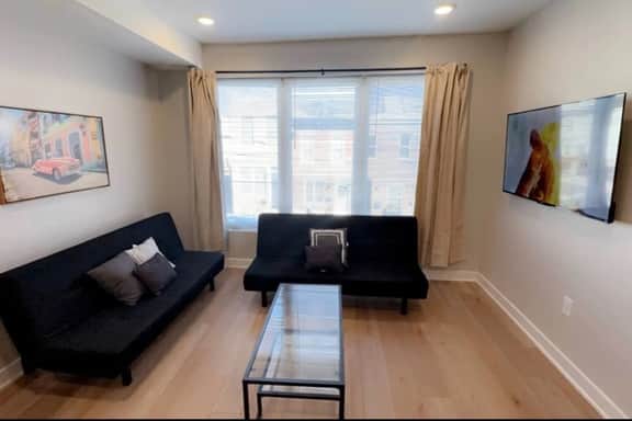 4 bedroom with rooftop close to Center City. - Image 2