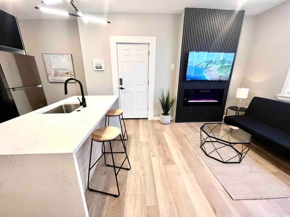 3 bedroom 1 block beach, full kitchen, livingroom. - Image 2
