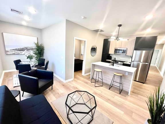 3 bedroom 1 block beach, full kitchen, livingroom. - Image 3
