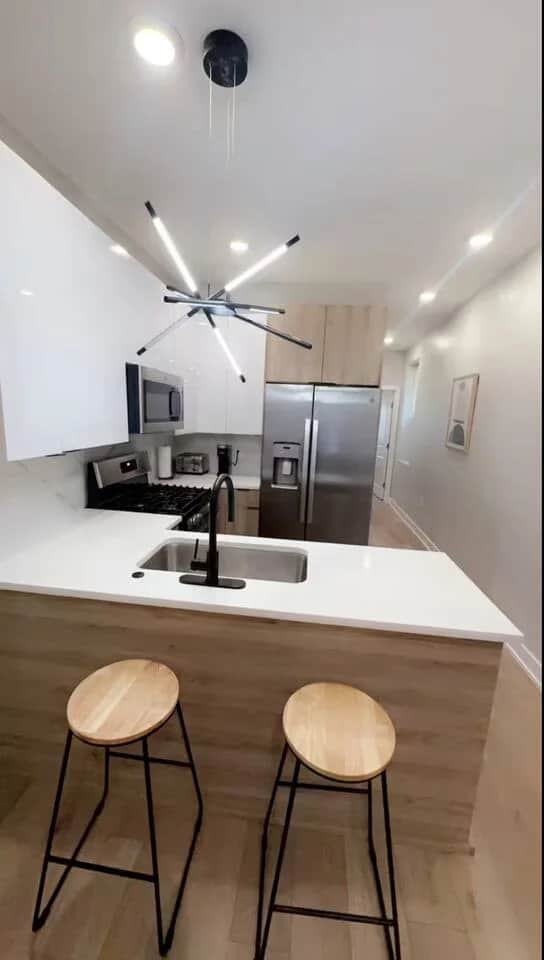 2 bedroom bi-Level with backyard near Center City. - Image 2
