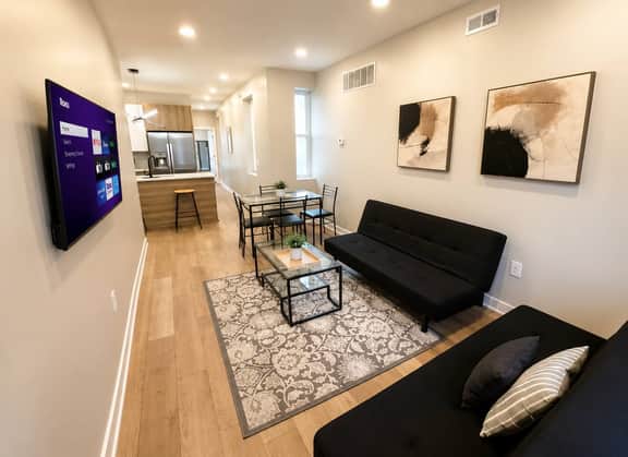2 bedroom bi-Level with backyard near Center City. - Image 3