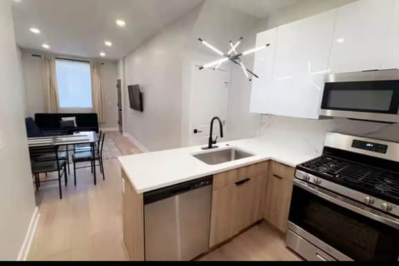 2 bedroom bi-Level with backyard near Center City. - Image 5
