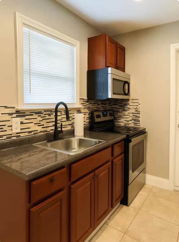 2 bedroom small house w/backyard 401 rear - Image 3