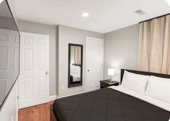 2 bedroom small house w/backyard 401 rear - Image 2