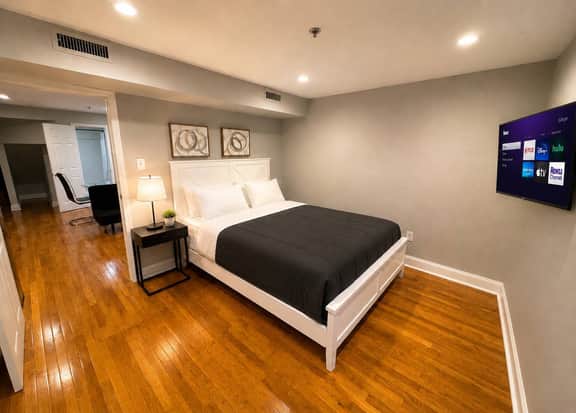 1 bedroom close to convention and city #3 - Image 2