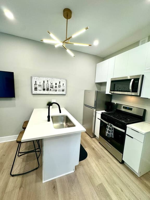1 bed, kitchen, 1block to beach. Unit 10. - Image 1