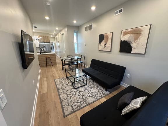2 bedroom with back yard walk to city. - Image 1