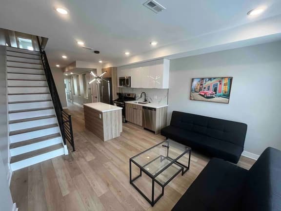 4 bed bi-level with roof deck. In the city. - Image 1