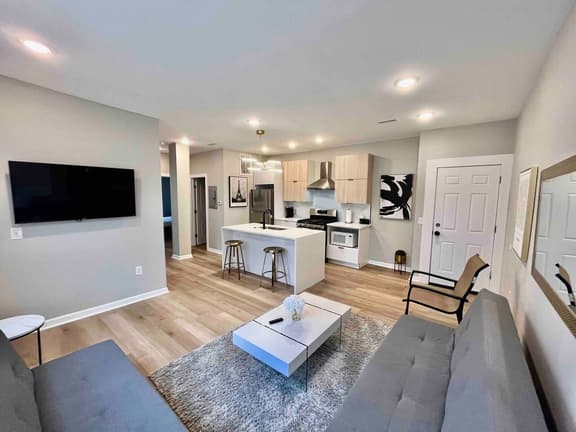 2 bedroom, kitchen 1block to beach ,parking.unit 8 - Image 1