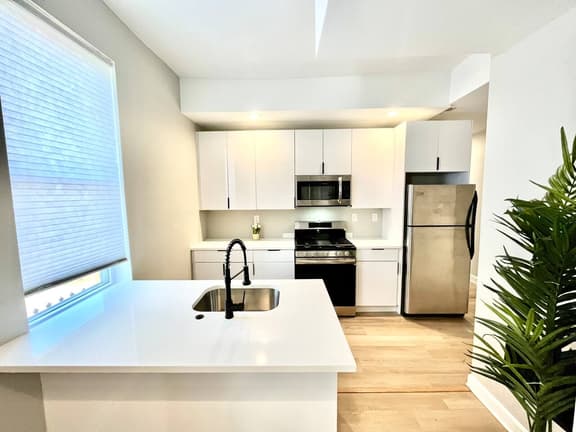 University area all new 3 bedroom livingroom. - Image 1