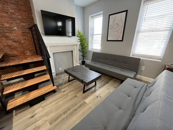 University city house 4 bedroom with backyard - Image 1