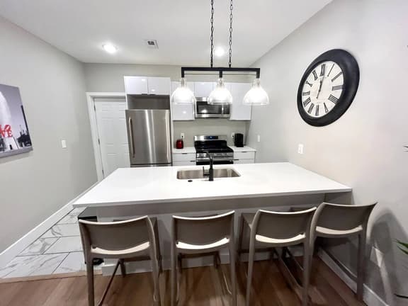 1 bedroom w/patio close to Wells Fargo arena - Image 1
