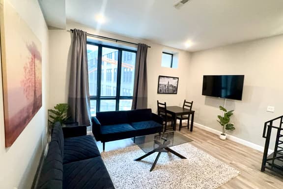 2 bedroom, Art museum, private roof deck. - Image 1