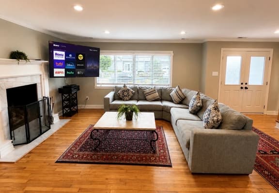 4 bedroom house with pool and backyard on bayside. - Image 1