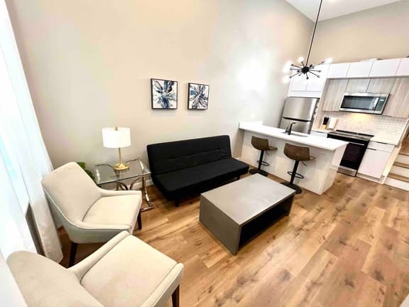 Art museum area 2 bedroom bilevel big unit &yard. - Image 1