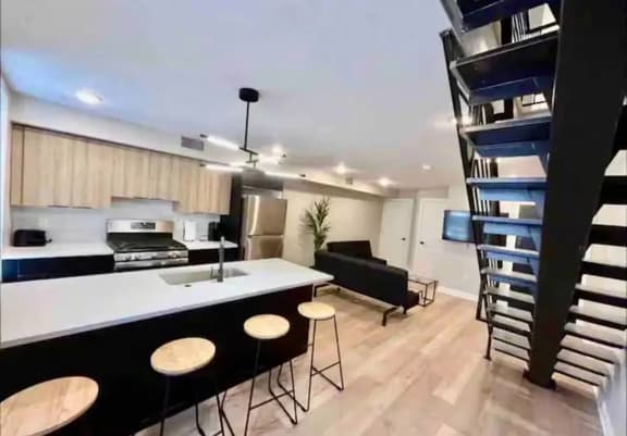 2 bedroom bi-level close to convention & city - Image 1