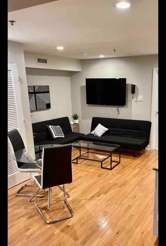 1 bedroom close to convention and city #3 - Image 1