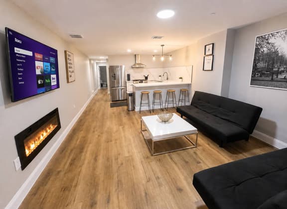 4 bedroom apartment, backyard, near convention. - Image 1