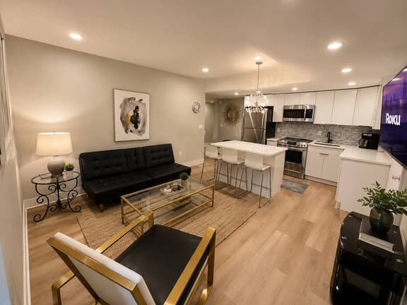 2 bedroom with deck close to hard rock and beach. - Image 1