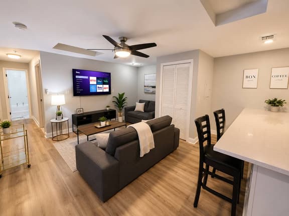 1bedroom kitchen living room near convention. - Image 1