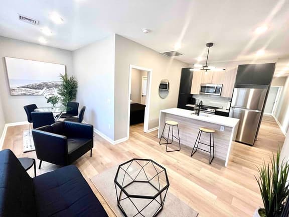 3 bedroom 1 block beach, full kitchen, livingroom. - Image 1