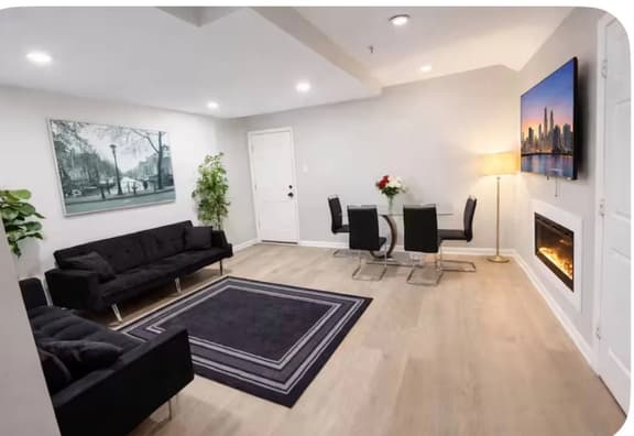5 bedroom apartment across from Tropicana Casino - Image 1