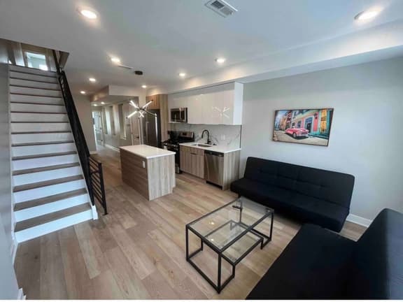 4 Bed bi-level w/roof deck 1530 #2 - Image 1